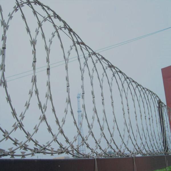 Practical Razor Wire Fence Easy Installation With Sharp Blades Rust Resistant