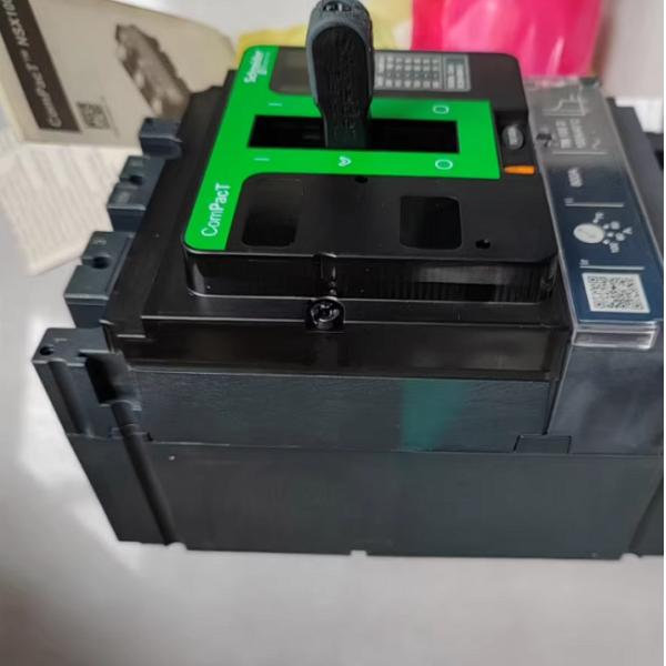 Schneider Electric NSX100H C10H3TM100 Circuit Breaker ComPacT 70kA At 415VAC 100A 3P 3D