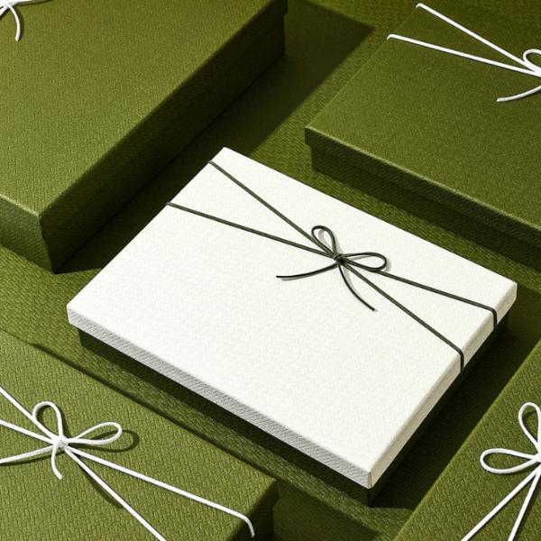 Custom Luxury Cardboard Lid And Base Cosmetic Packaging Box Personalized Gift Box Set With Ribbon