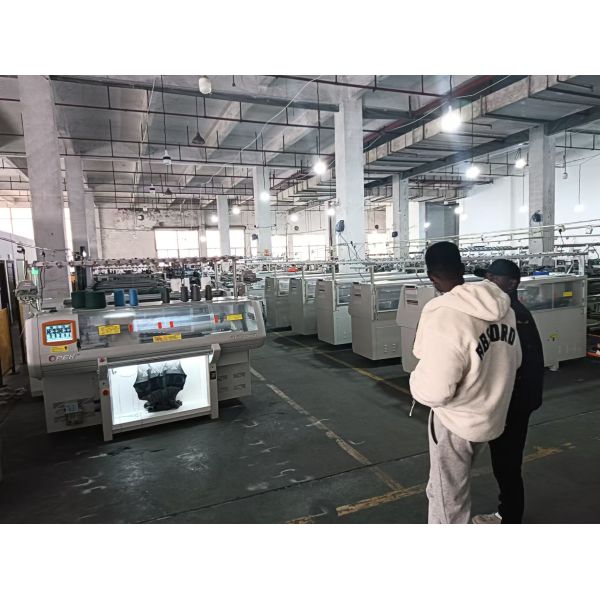 Single system flat collar knitting machine with automatically alarm