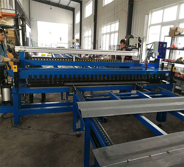 Thin Metal Plate Seam Auto Welding Machine MIG Splicing 3000mm Metal Plate Welding Machine