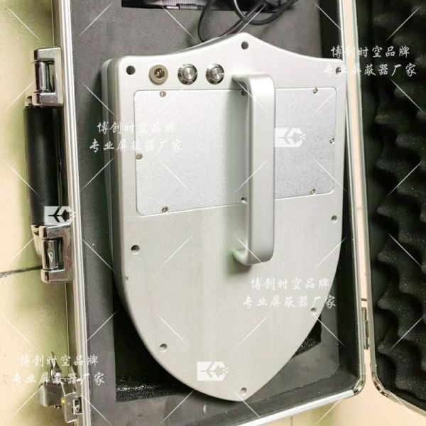 1200m air traffic control shield GPS / 2.4g/5.8g three band frequency one key drive off jammer of forced landing UAV