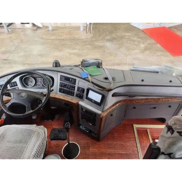 Used Luxury Coaches Second Hand Young Tong Bus ZK6115 Yellow Color 60 Seats Yuchai Engine