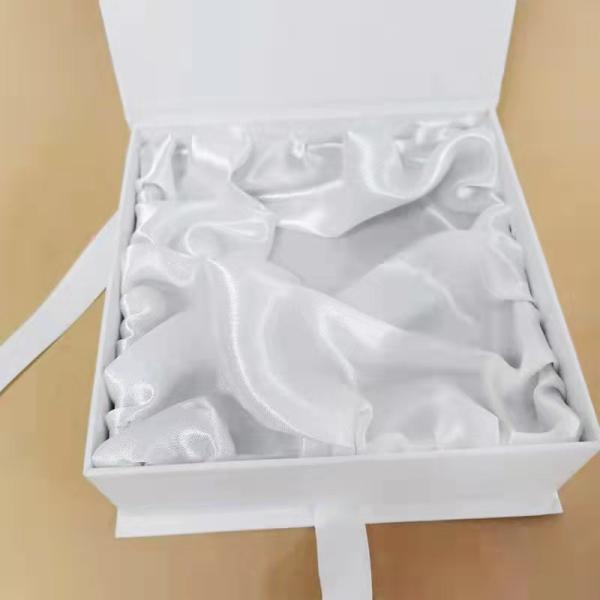 Eco Friendly Cosmetic Packaging Box with Satin Lining and Glossy Finish
