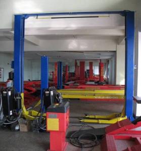China Hydraulic Car Lifts 5ton Two Post Overhead Lift 2 Post Gantry Lift with 3 section Lifting arms on sale