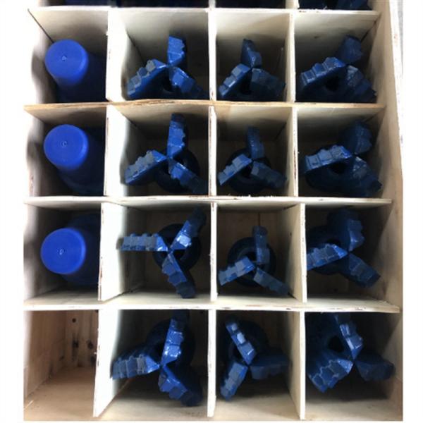 203mm 3 Wings Step Drag Bit with Thread 3 1/2′′ API Reg for Soft Rock Drilling