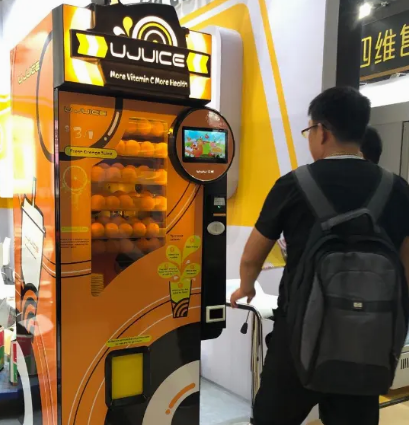 Freshly Cold Pressed Juice Vending Machine Healthy Drink Apple Fruit Juicer