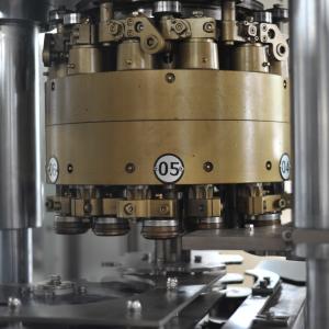 Soft Drink Pop Automatic Can Sealer Carbonated Can Filling Machine