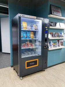 Quality Snack Drink custom Vending Machines Philippines Malaysia Vending Machine With E-Wallet for sale