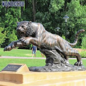 Quality Outdoor Bronze Statues Sculpture Bronze Tiger Figurine Life Size 135cm for sale