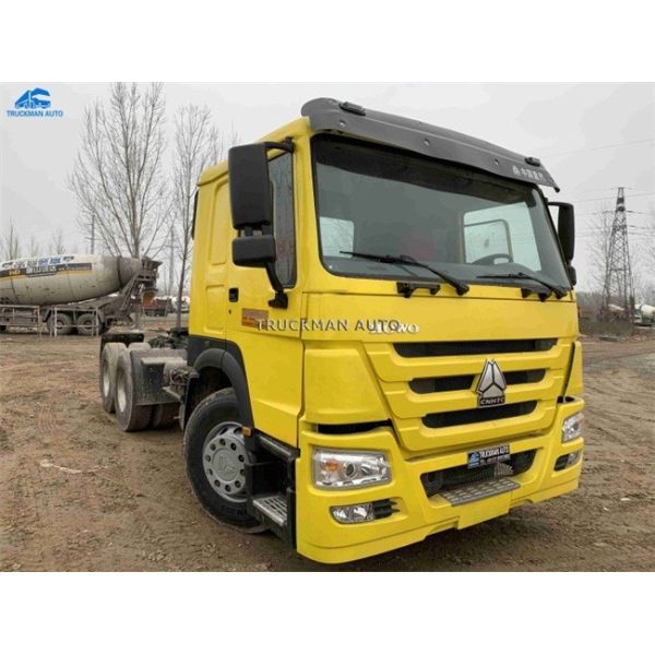 Sinotruck Used Tractor Trucks 10 Wheel 50 Tons 2014 Year With Short Mileage