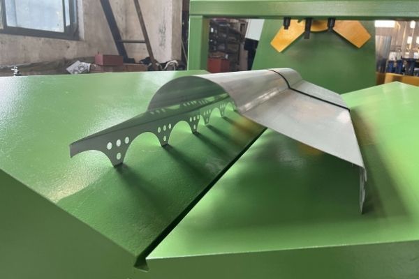 Hydraulic Punching Ridge Cap Roll Forming Machine Perforation 10m/Min