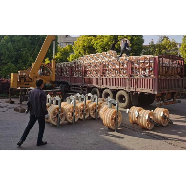 Load 40KN 660x100mm Three Nylon Wheels Conductor Stringing Block