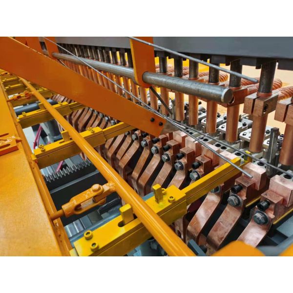 Numerical Control 4KW 40PCS Fence Mesh Welding Machine