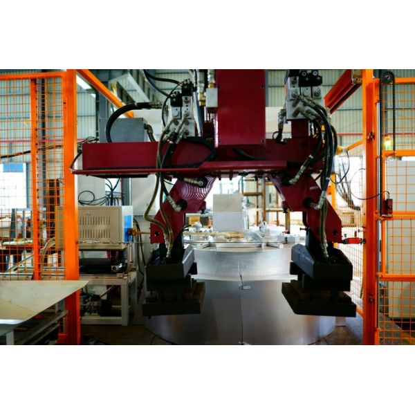 Automatic Pouring Low Pressure Casting Machine For Hardware Industry Brass Faucet 0